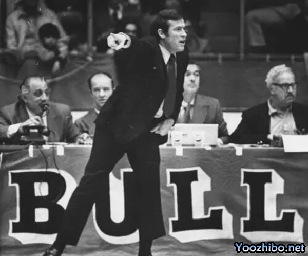 1970-71赛季,迪克-莫塔如何引领芝加哥<a href=/lanqiu/bulls/ target=_blank class=infotextkey>公牛</a>队逆袭,揽获最佳教练殊荣